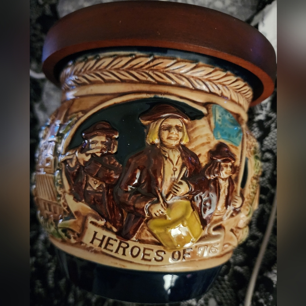 RARE VINTAGE Inarco Japan Tobacco container/humidor. HEROES 1776 E PLURIBUS UNUM